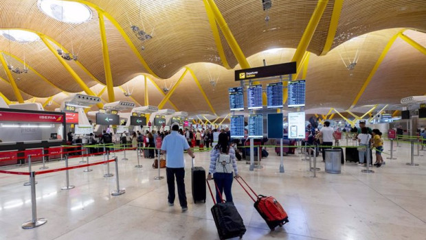 ep archivo   un grupo de personas esperan a facturar sus maletas en la terminal t4 del aeropuerto de