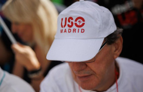 ep archivo   un hombre viste con una gorra perteneciente al sindicato uso