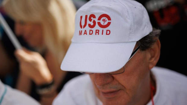 ep archivo   un hombre viste con una gorra perteneciente al sindicato uso