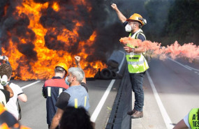 ep archivo   un trabajador de alcoa porta una bengala durante la concentracion para defender el