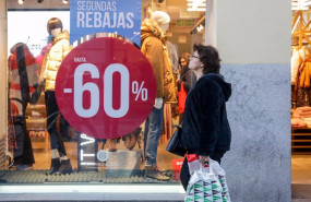 ep archivo   una mujer pasa junto a un establecimiento en rebajas