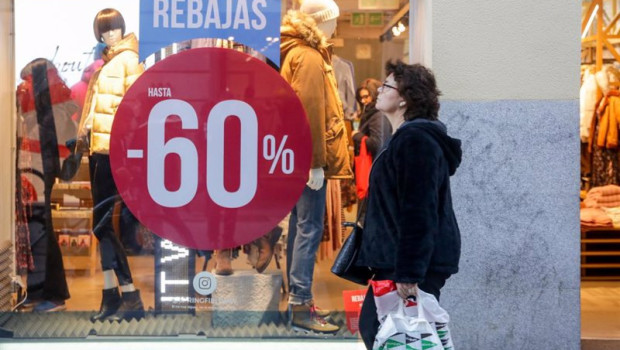 ep archivo   una mujer pasa junto a un establecimiento en rebajas