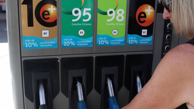 ep archivo   una mujer reposta gasolina a 6 de octubre de 2023 en madrid espana el precio del diesel