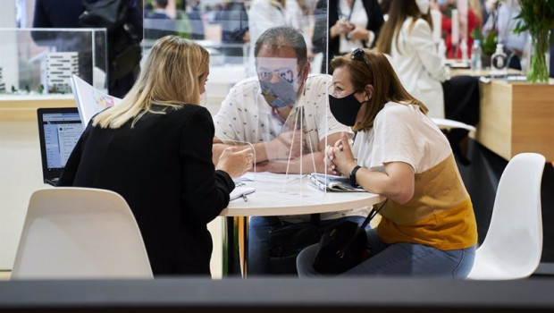 ep archivo   una pareja conversa con una trabajadora en la inauguracion oficial del salon