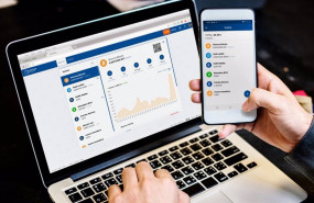 ep archivo   una persona opera en su ordenador y movil con bit2me