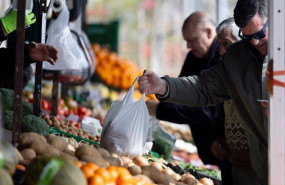 ep archivo   varias personas comprando en un mercado de alimentos