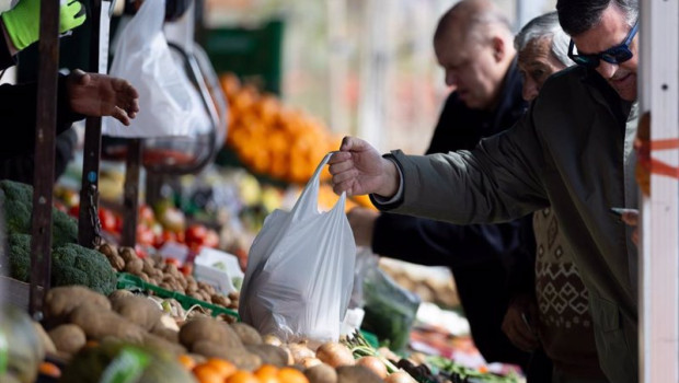 ep archivo varias personas comprando en un mercado de alimentos ep archivo varias personas comprando en un mercado de alimentos