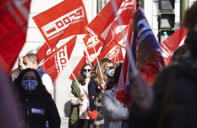 ep archivo   varias personas sostienen banderas de ccoo en una imagen de archivo