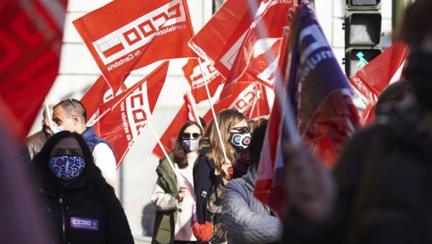 ep archivo   varias personas sostienen banderas de ccoo en una imagen de archivo