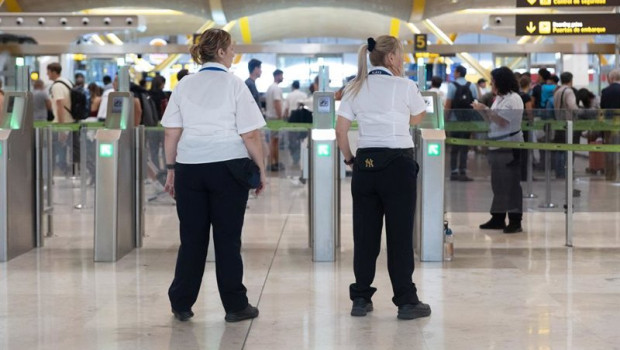 ep archivo   viajeros en el aeropuerto adolfo suarez madrid barajas a 15 de septiembre de 2025 en