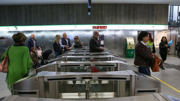 ep archivo   viajeros en el metro de granada