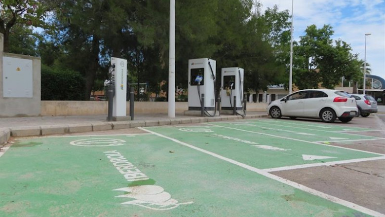 Carga de vehículos eléctricos. | AYUNTAMIENTO DE LLIRIA - Archivo ep carga de vehiculos electricos
