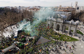 ep cientos de agricultores reciben a las primeras columnas de tractores en la puerta de alcala