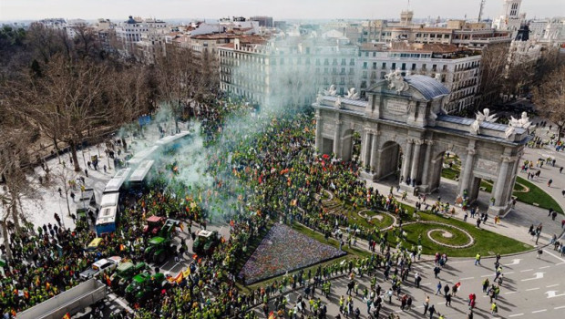 ep cientos de agricultores reciben a las primeras columnas de tractores en la puerta de alcala