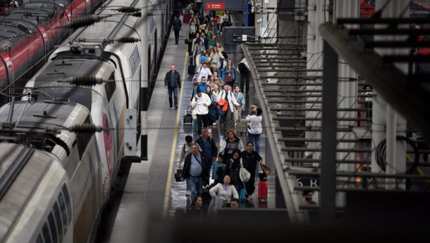 ep decenas de personas con maletas en la estacion puerta de atocha almudena grandes ep decenas de personas con maletas en la estacion puerta de atocha almudena grandes