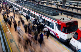 ep decenas de personas esperando al tren durante la huelga de renfe y adif en la estacion de puerta