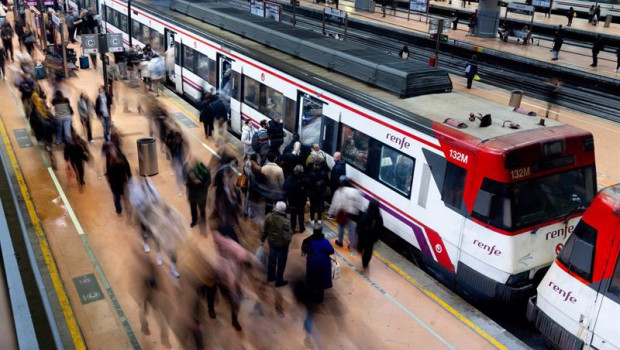 ep decenas de personas esperando al tren durante la huelga de renfe y adif en la estacion de puerta