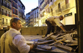 ep dos carpinteros preparan las vallas para el sexto encierro de las fiestas de san fermin con toros