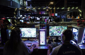 ep dos personas con videojuegos en el ordenador en la decima edicion de dreamhack en el foro centro