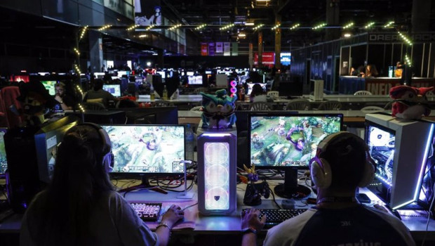 ep dos personas con videojuegos en el ordenador en la decima edicion de dreamhack en el foro centro