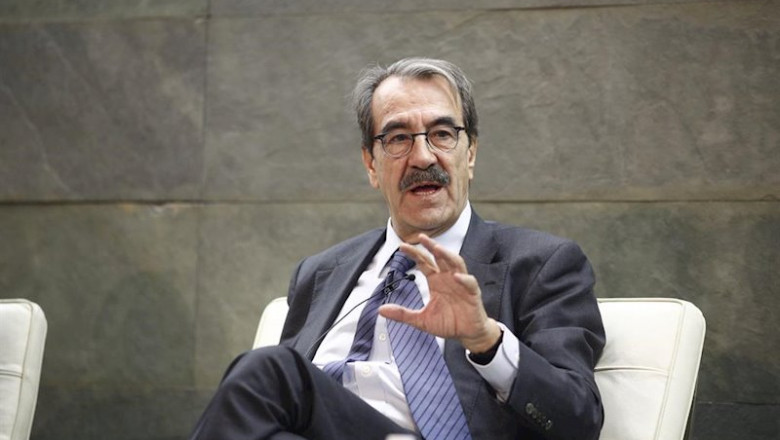 ep el catedratico de economia emilio ontiveros interviene en el el ii encuentro economico-asegurador