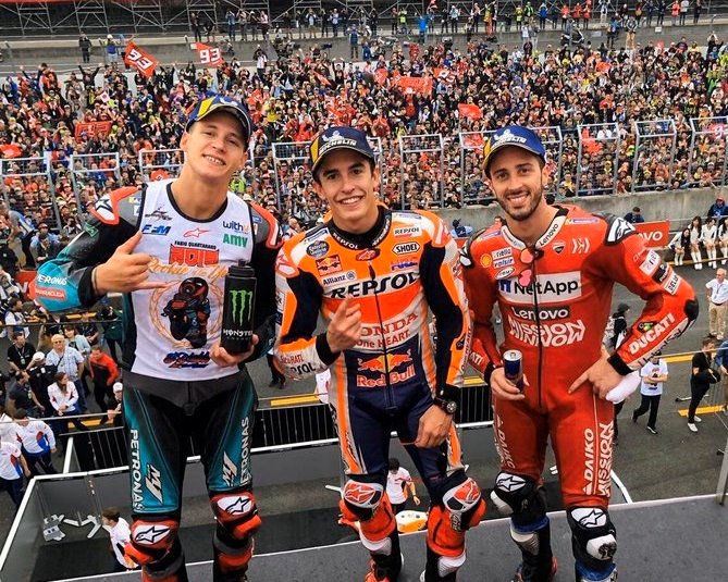 ep el frances fabio quartararo el espanol marc marquez y el italiano andrea dovizioso en el podio de