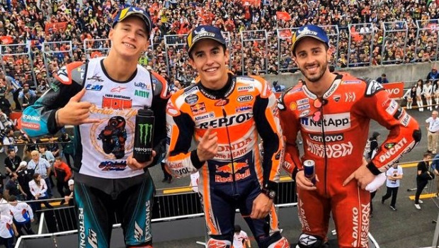 ep el frances fabio quartararo el espanol marc marquez y el italiano andrea dovizioso en el podio de