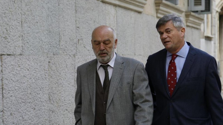 El juez que instruye el 'Caso Cursach', Miguel Florit (1i), durante su llegada a los juzgados para declarar por la incautación y el rastreo de móviles de periodistas que cubrían la macrocausa de corrupción policial. | Isaac Buj - Europa Press - Archivo ep el juez que instruye el caso cursach miguel florit 1i durante su llegada a los juzgados para