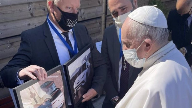 ep el papa francisco con los representantes de fisker