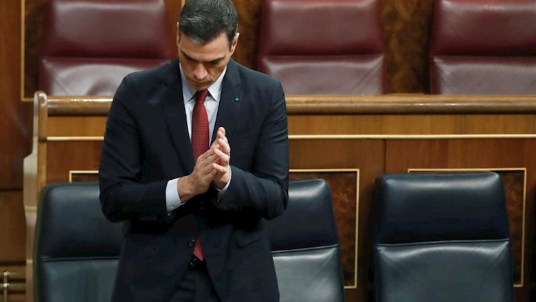 El presidente del Gobierno, Pedro Sánchez, aplaude durante el pleno celebrado este miércoles en el Congreso de los Diputados en Madrid. Además de la convalidación de los decretos económicos para paliar las consecuencias sociales de la pandemia del coronav | Pool ep el presidente del gobierno pedro sanchez aplaude durante el pleno celebrado este miercoles en el