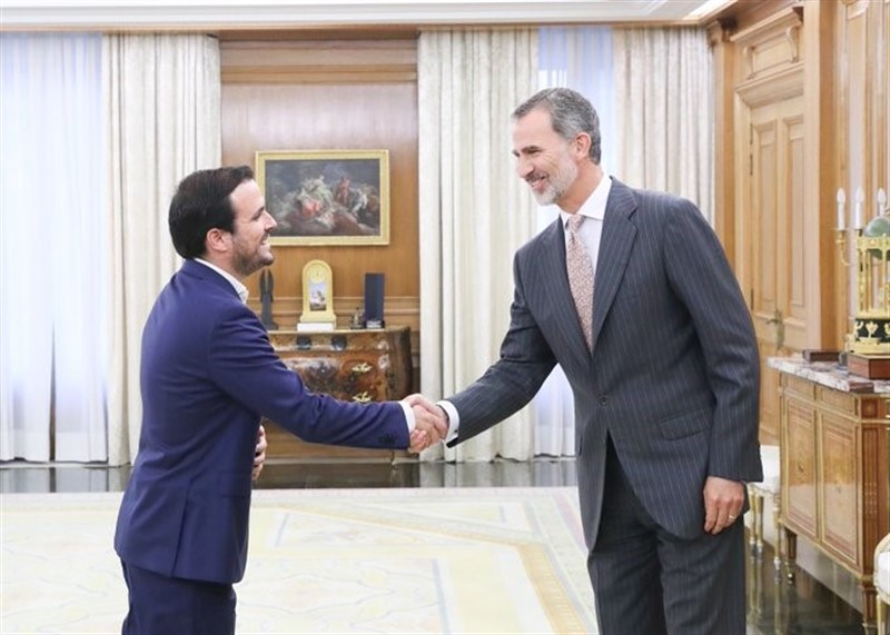 ep el rey felipe vi saluda a alberto garzon espinosa de izquierda unida unidas podemos