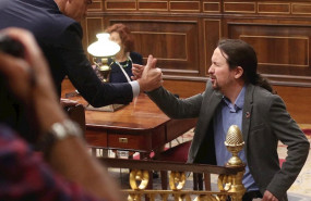 ep el secretario general de podemos pablo iglesias da la mano al presidente del gobierno en