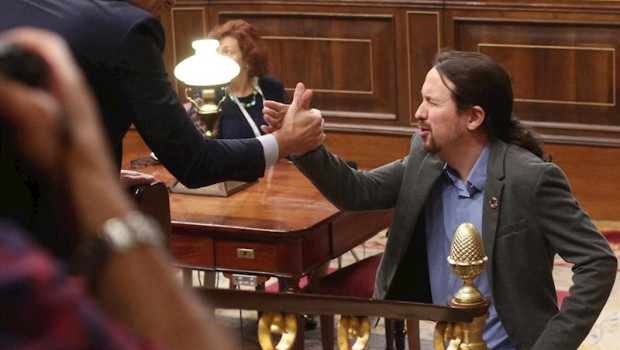 ep el secretario general de podemos pablo iglesias da la mano al presidente del gobierno en