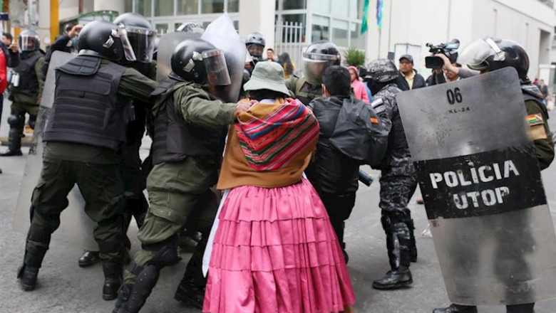 Enfrentamientos entre manifestantes a favor del expresidente de Bolivia, Evo Morales, y la Policía del país en La Paz. | Gaston Brito/ DPA ep enfrentamientos entre manifestantes a favor del expresidente de bolivia evo morales y la policia