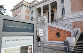 ep escaleras de entrada de la puerta de goya al museo del prado y panel donde se anuncian las