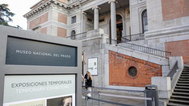 ep escaleras de entrada de la puerta de goya al museo del prado y panel donde se anuncian las