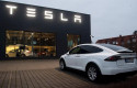ep imagen de un tesla model x delante de un concesionario