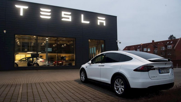 ep imagen de un tesla model x delante de un concesionario ep imagen de un tesla model x delante de un concesionario