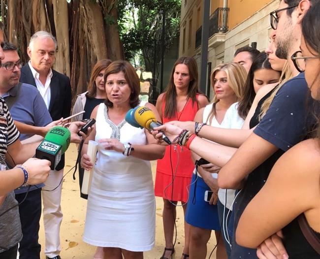 Isabel Bonig junto a González Pons atendiendo a los medios tras la reunión | PP ep isabel boniga gonzalez pons atendiendolos mediosla reunion