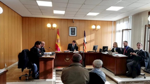 ep la acusada por el atropello mortal de paula fornes y a su lado su marido propietario del vehiculo