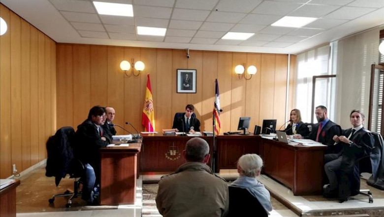 ep la acusada por el atropello mortal de paula fornes y a su lado su marido propietario del vehiculo