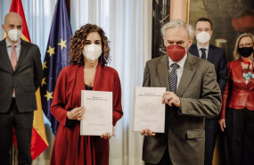 ep la ministra de hacienda maria jesus montero recibe el libro blanco del comite de personas