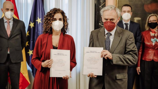 ep la ministra de hacienda maria jesus montero recibe el libro blanco del comite de personas