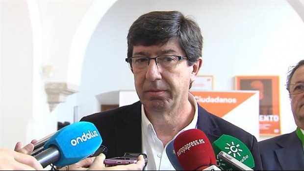 ep lider andaluzcs juan marin atendiendolos periodistas