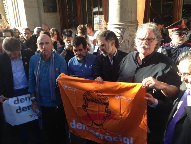 L.Llach,J.Sànchez,J.Cuixart,J.Tardà,R.Tremosa ante la Conselleria de Economía | EUROPA PRESS ep lllachjsnchezjcuixartjtardrtremosala conselleriaeconomia
