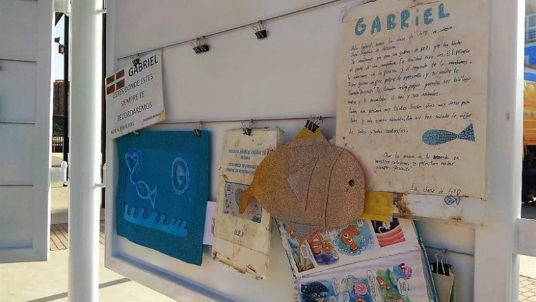 Los recuerdos, regalos y homenajes que durante los últimos meses se han depositado de manera espontánea en la escultura de La Ballena de Almería en memoria del niño Gabriel Cruz han sido trasladados este viernes a un nuevo memorial provisional instalad | EUROPA PRESS - Archivo ep los recuerdos regalos y homenajes que durante los ultimos meses se han depositado de manera