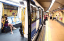 ep pasajeros en un tren parado en el anden de la estacion de metro de san bernardo en madrid espana