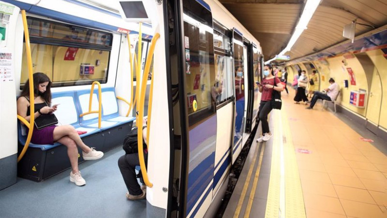 Eduardo Parra - Europa Press - Archivo ep pasajeros en un tren parado en el anden de la estacion de metro de san bernardo en madrid espana