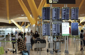 ep pasajeros junto a paneles de informacion en la terminal t4 del aeropuerto adolfo suarez