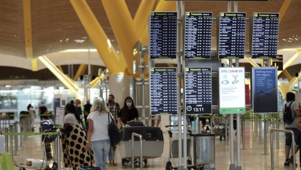 ep pasajeros junto a paneles de informacion en la terminal t4 del aeropuerto adolfo suarez